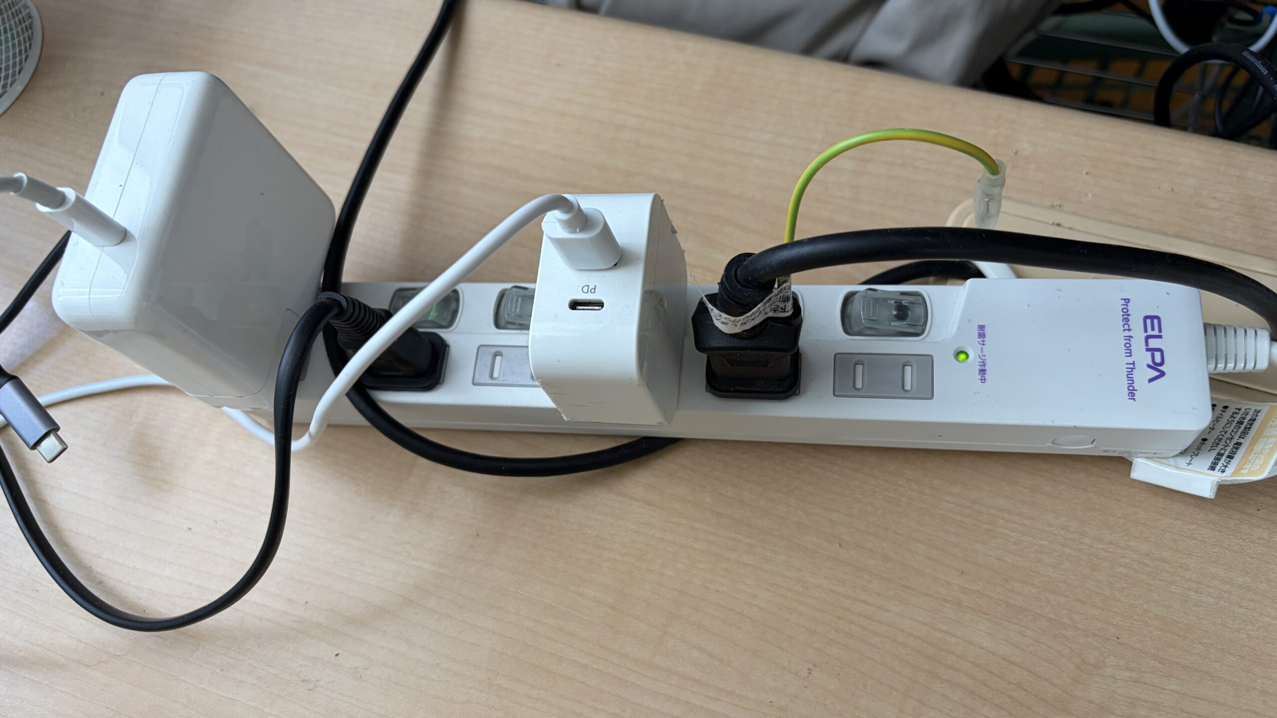 実際に使用しているELPA製電源タップ。USB PDポートとMacBook用充電器を接続している様子